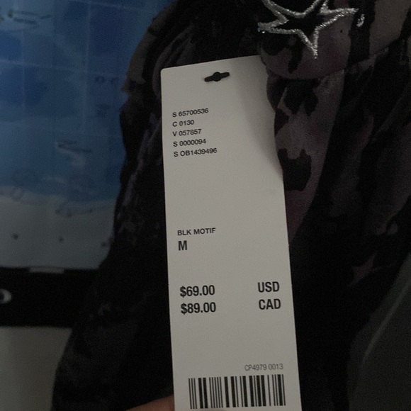 Beautiful dress, perfect length , sold out on urban, new with tags - Picture 3 of 4